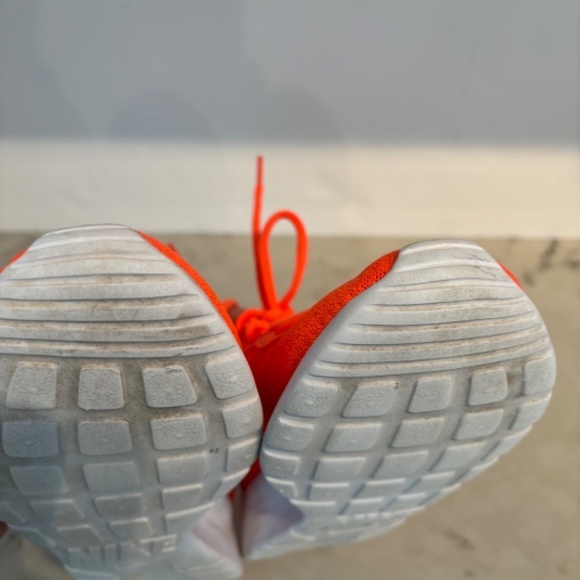 Nike Tanjun Women’s Running Shoe Size 8 Orange - Picture 7 of 9